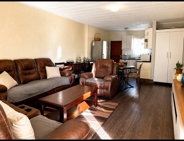 2 BEDROOM FLAT FOR SALE IN REWLATCH